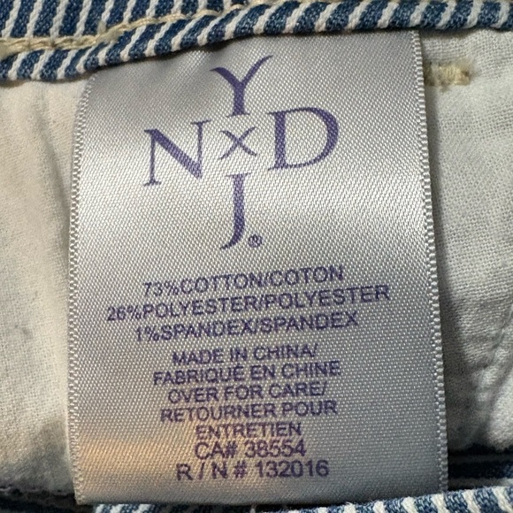 Woman’s size 12 very cute striped light denim skirt. Front and back pockets. - Picture 5 of 10